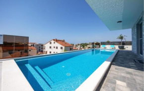 3 Bedroom Awesome Apartment In Podstrana